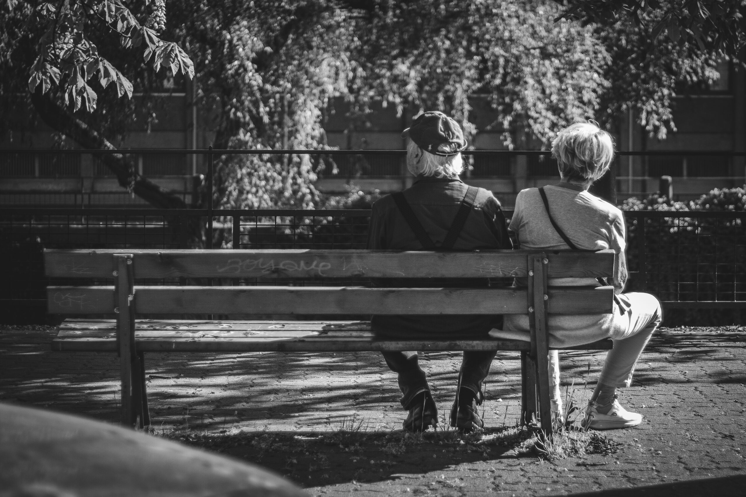 Großeltern und Eltern, die Herausforderungen meistern