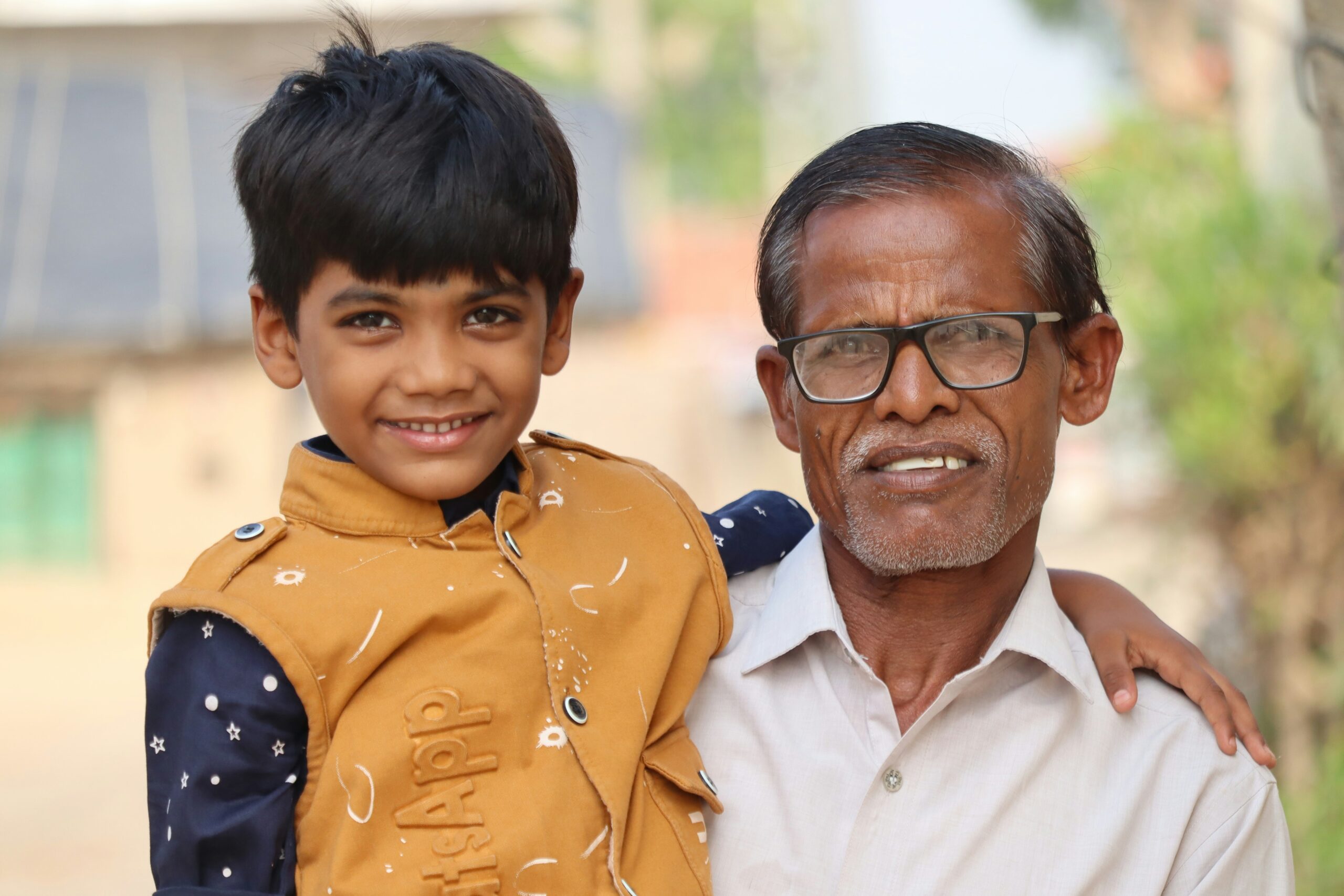 Enkelkinder, die ihren Großeltern zuhören und lächeln