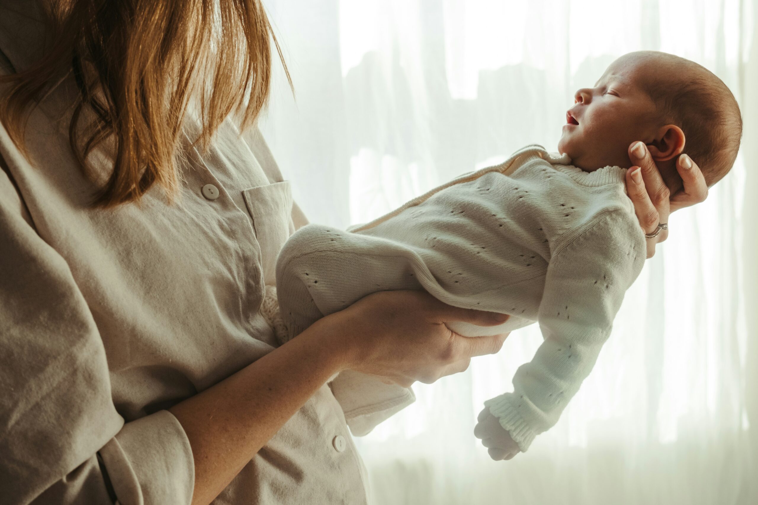 Eltern halten beruhigend ein weinendes Baby im Arm