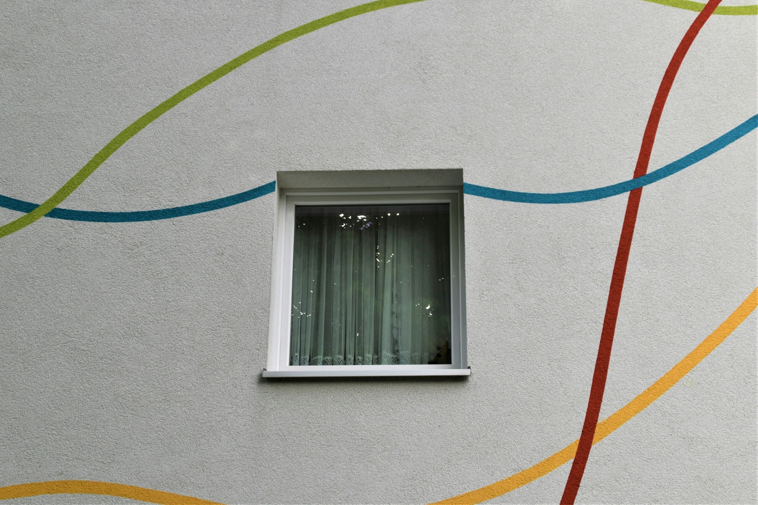 Spielbogen mit Tiermotiven in sanften Farben
