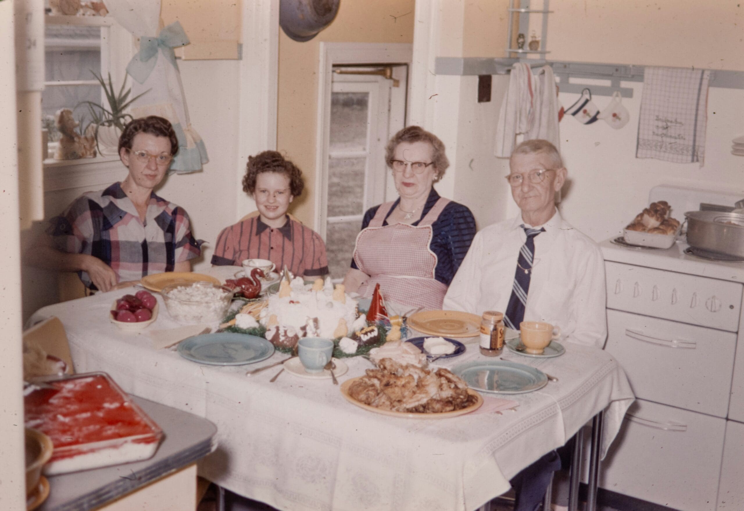 Familienritual mit Großeltern und Enkeln am Tisch