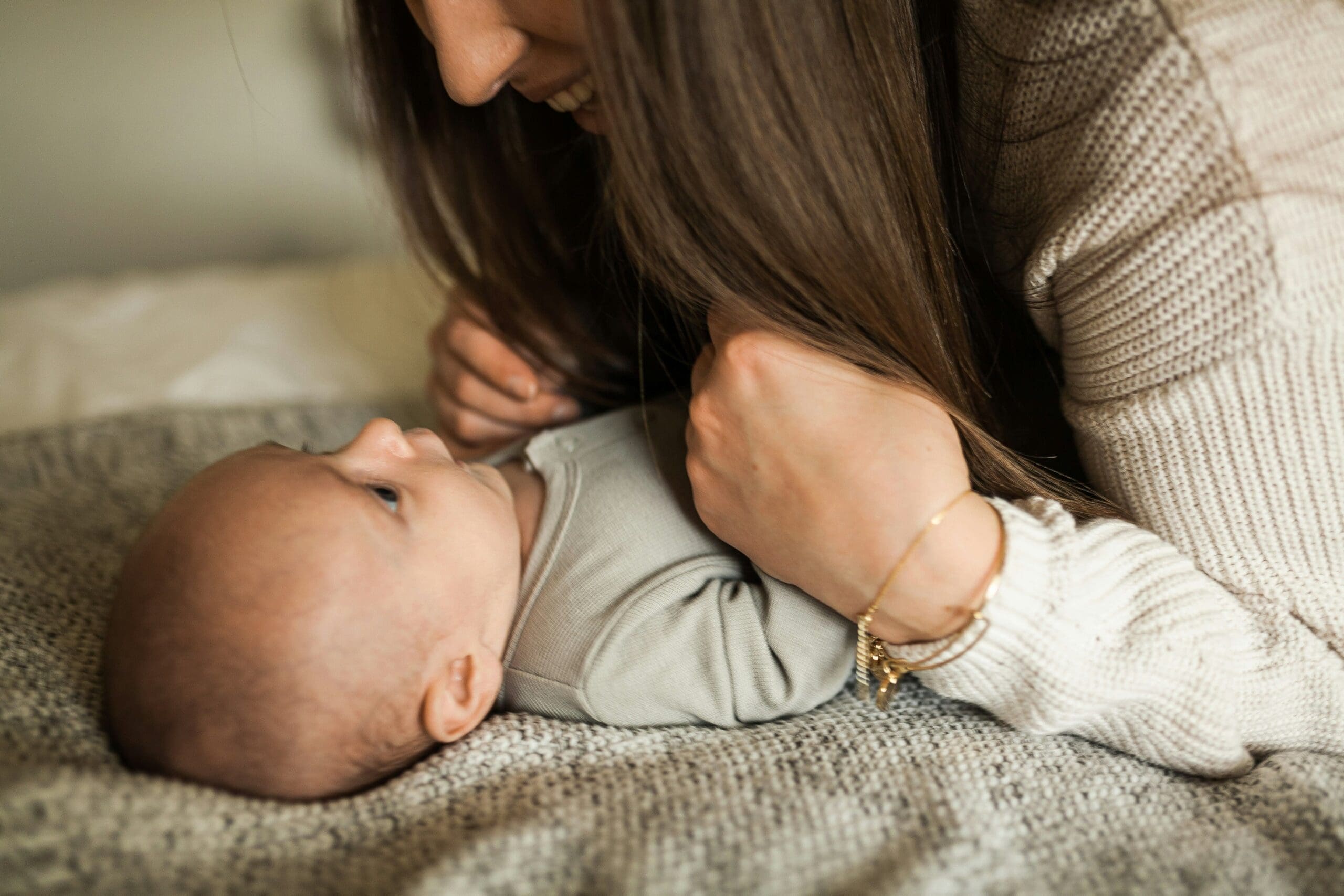 Eine Mutter reinigt den Spielbogen ihres Babys