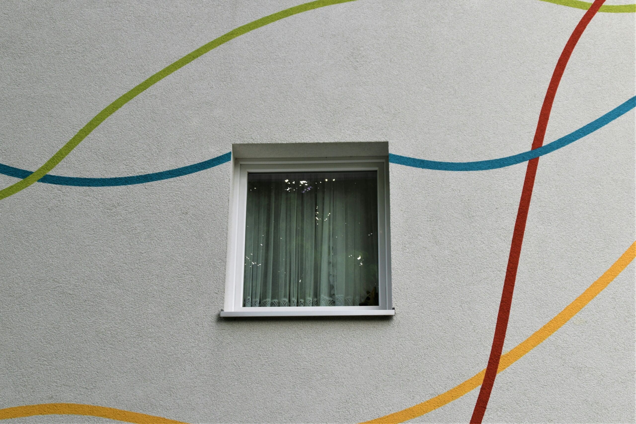 Spielbogen mit Tiermotiven in sanften Farben